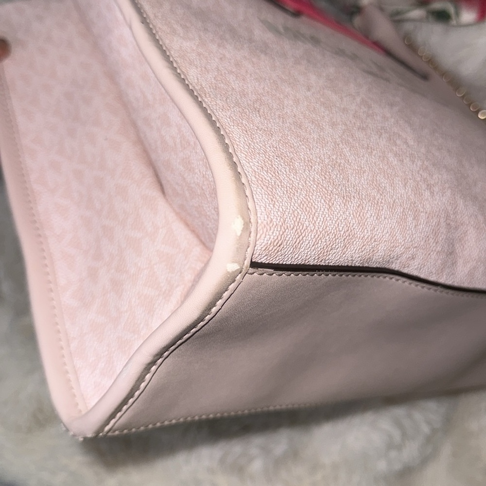MICHEAL KORS MONOGRAM TOTE - Picture 5 of 12